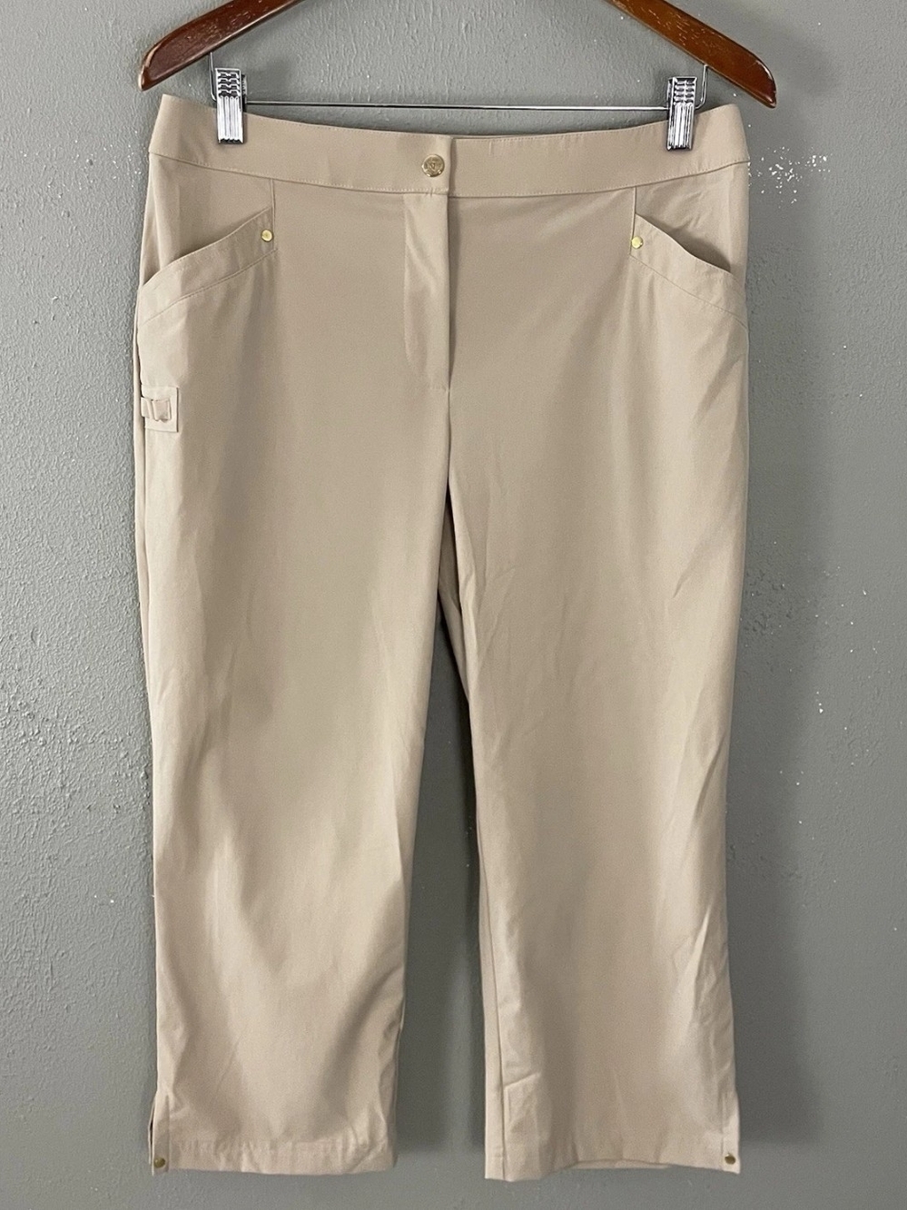 Chico's Zenergy GOLF Stretch Capri Pants In Beige, Size 0.5